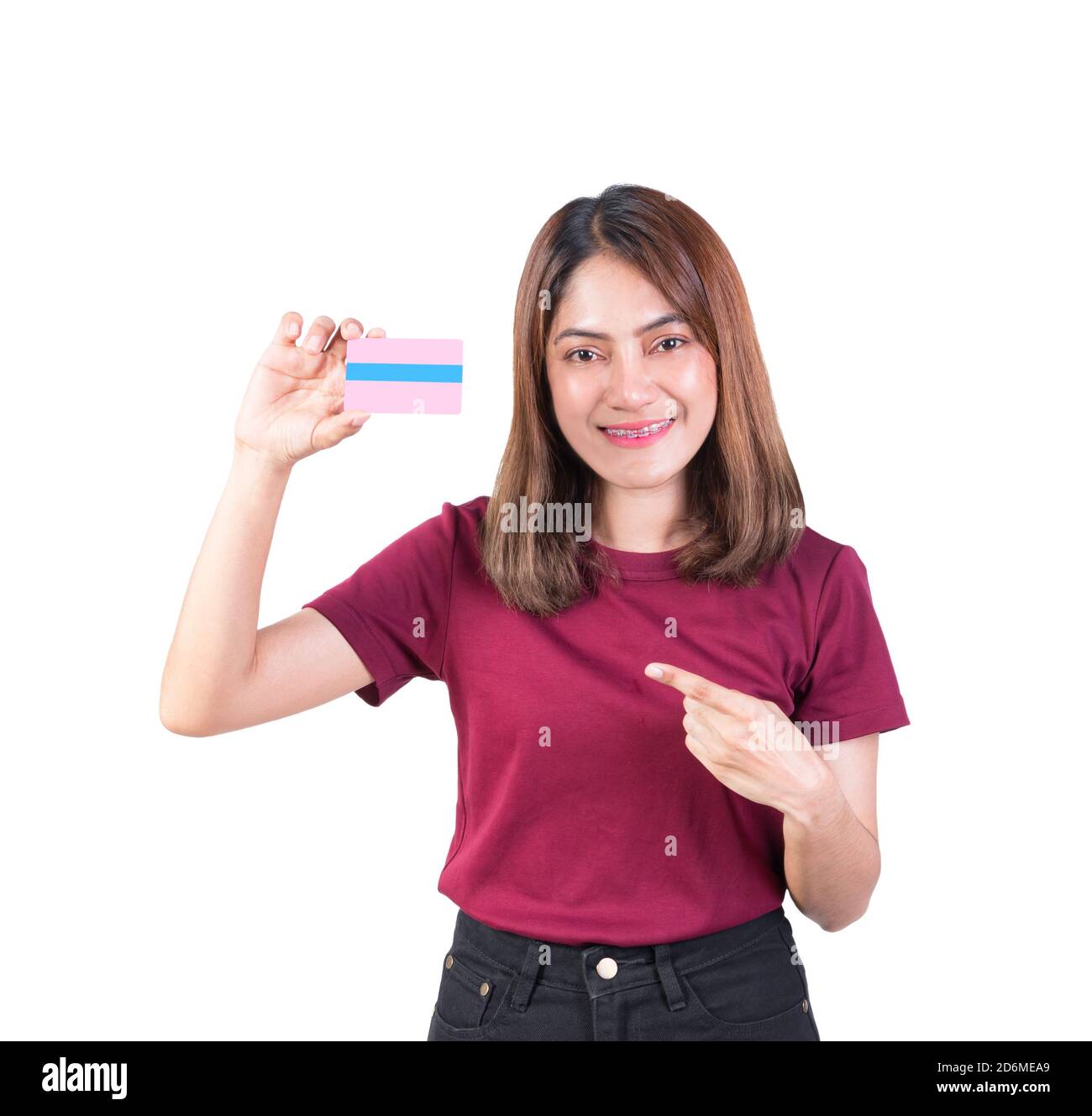 Donna dentista bretelle sorridere tenendo puntato dito carta di credito. Closeup su sfondo bianco Foto Stock