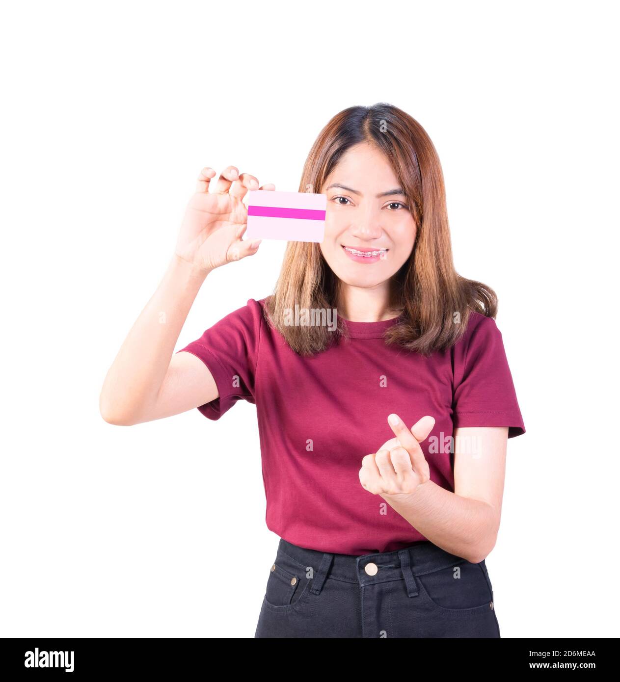 Donna con carta di credito e simbolo di mano Mini cuore closeup su sfondo bianco Foto Stock