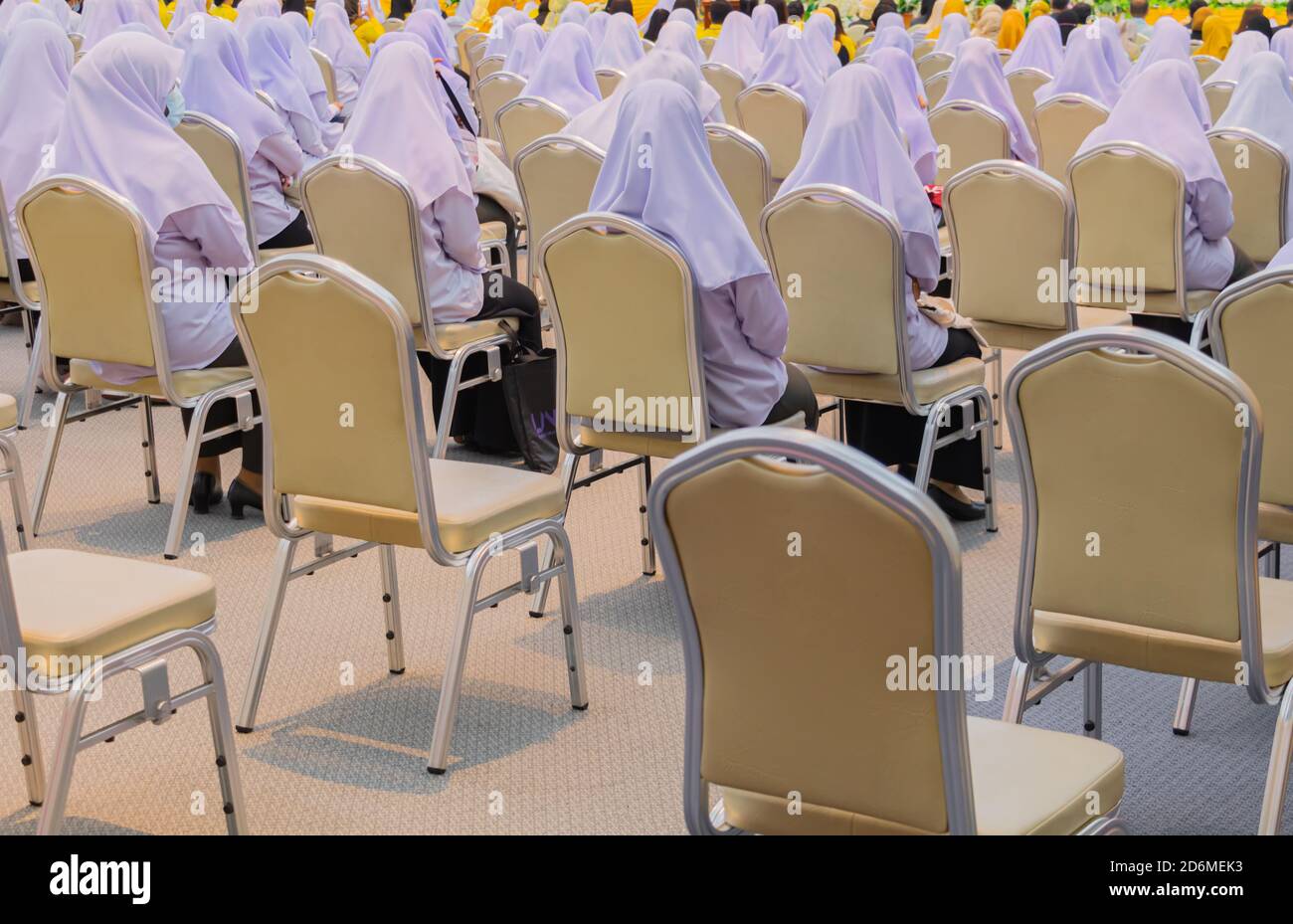 Sedia in classe e studenti musulmani hanno Social distanza proteggere focolaio coronavirus o virus covid-19 una nuova tendenza normale Foto Stock