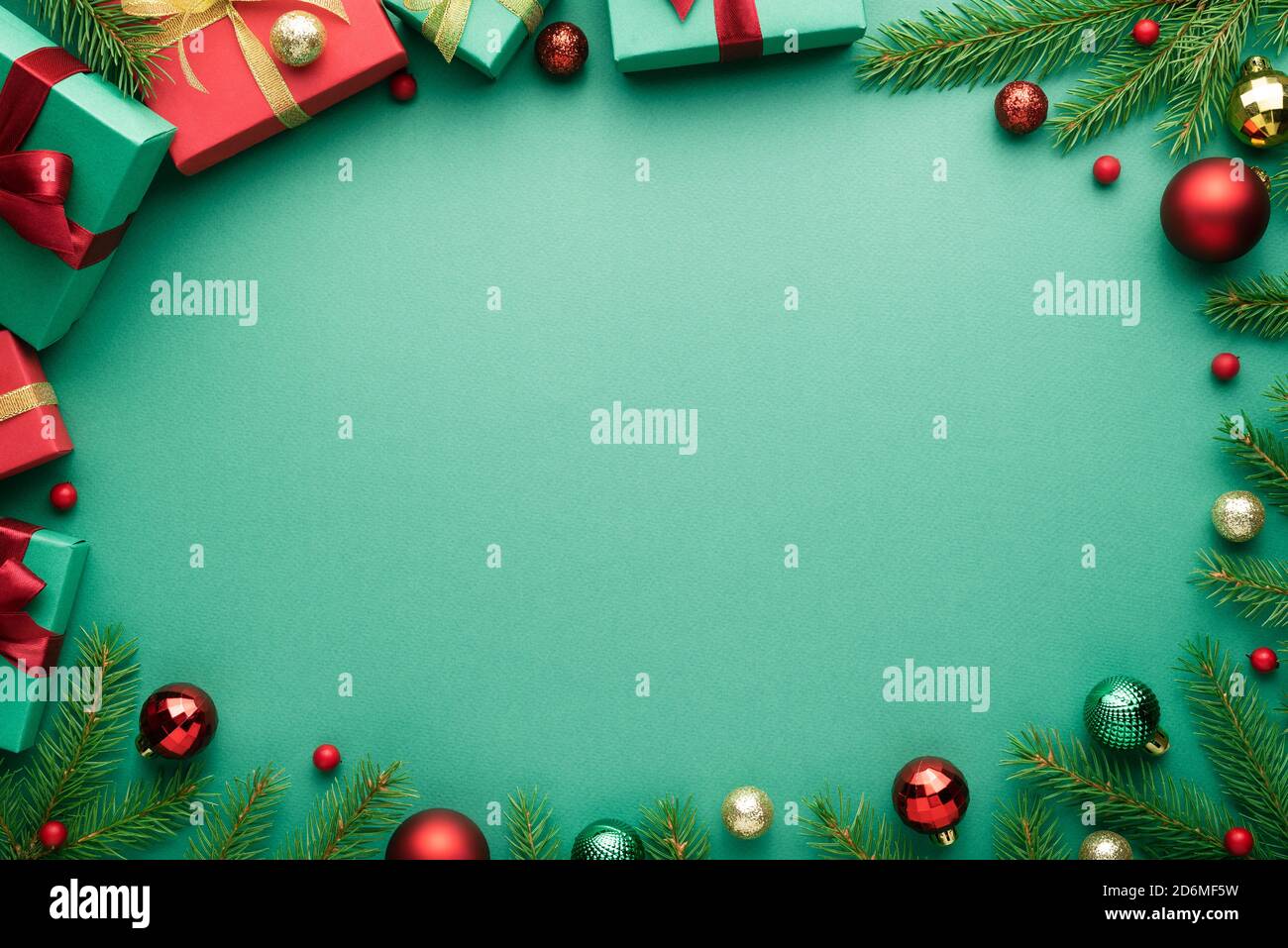 Sfondo natalizio turchese con cornice ovale. Banner di Capodanno con spazio per la copia. Vista dall'alto, disposizione piatta Foto Stock
