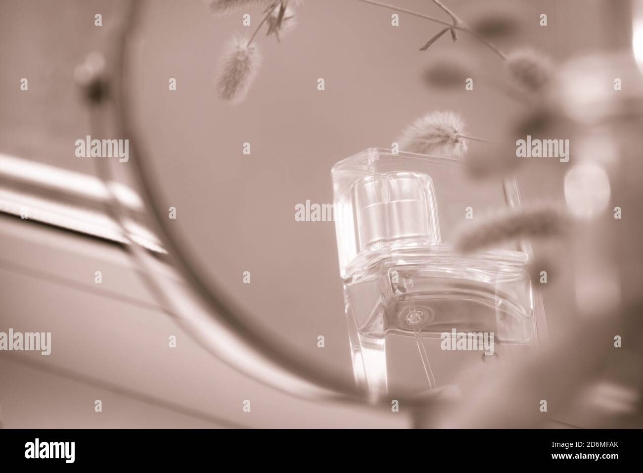 Fiori soffici in vaso e profumo, specchio riflettente, stile retrò astratto, foto in tonalità vintage. Foto Stock