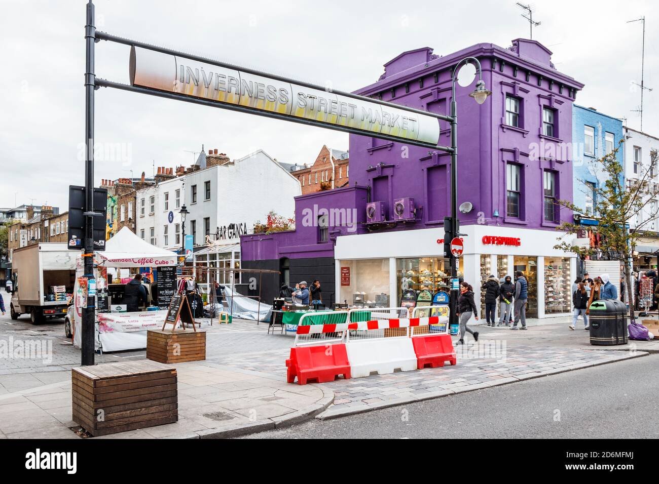 Inverness Street Market a Camden Town, di solito molto occupato, molto più tranquillo durante la pandemia del coronavirus, Londra, Regno Unito Foto Stock