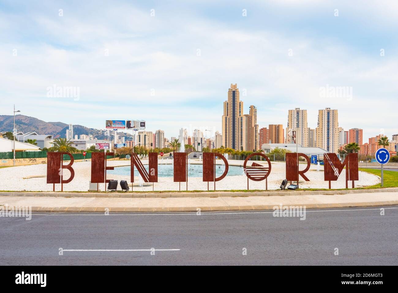 Lettere di Benidorm su una rotonda a Benidorm, Spagna. Benidorm attrae molti turisti a causa degli inverni molto miti e delle calde estati. Foto Stock
