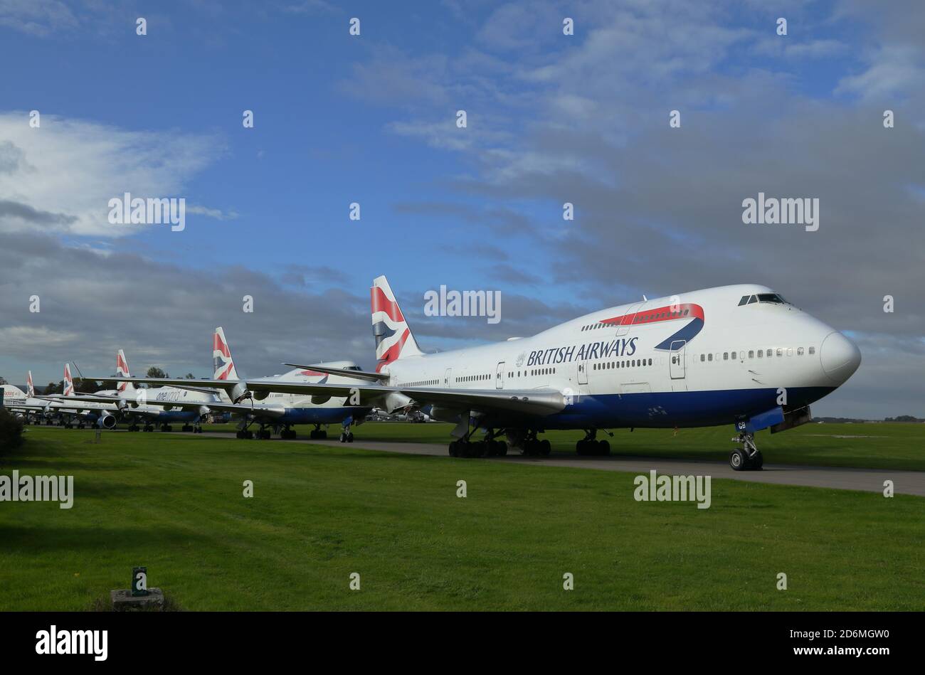 Una linea di British Airways Boeing 747 jumbo Jets in pensione, presso l'aeroporto di Cotswold, Kemble, Gloucestershire, Regno Unito. Foto Stock