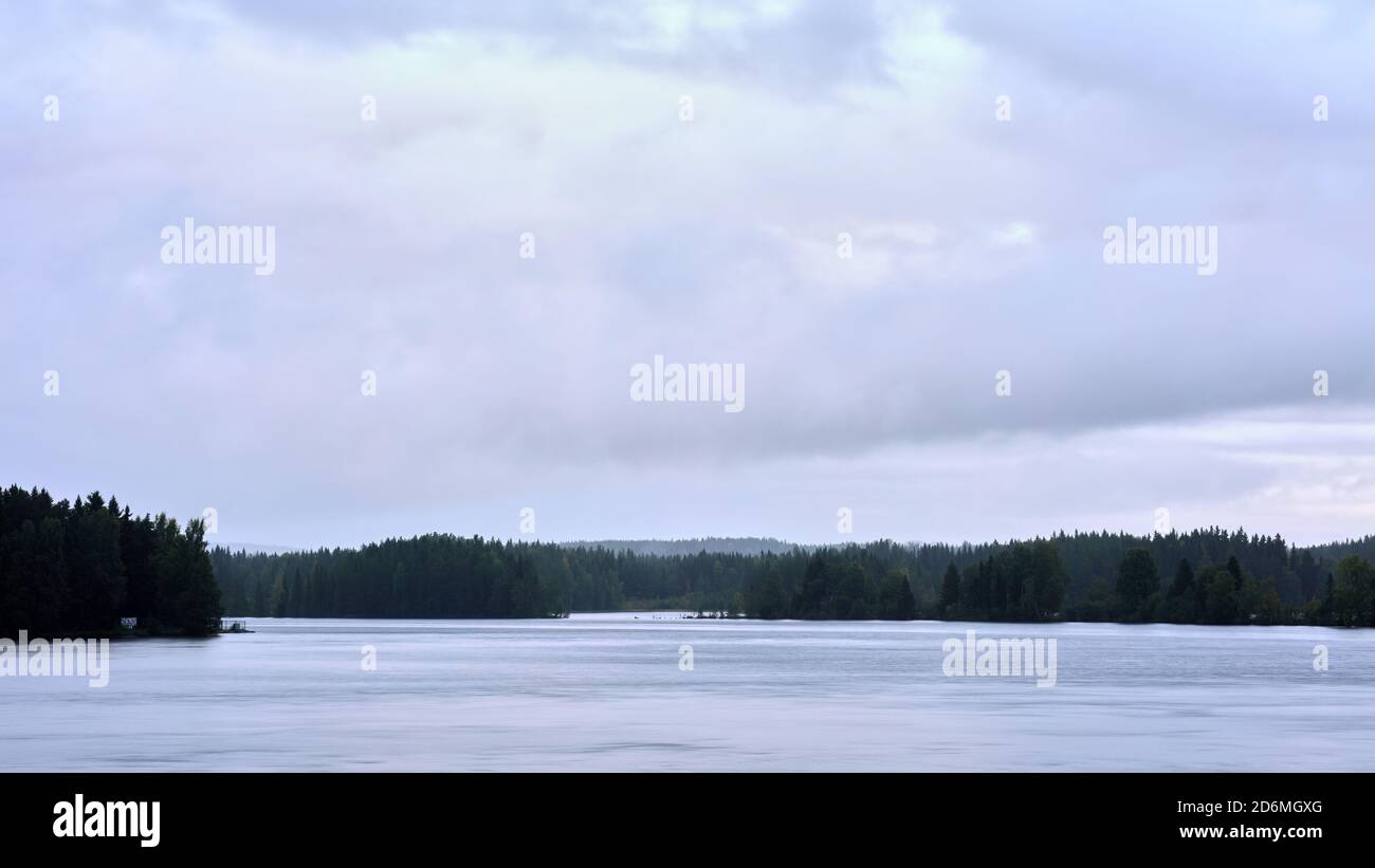 Il primo mattino pioggia sovrastato paesaggio a nord di Östersund, Jämtland, Svezia Foto Stock