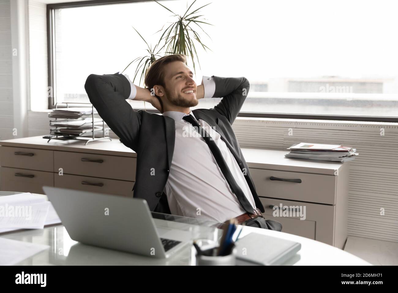Rilassato giovane uomo d'affari felice godendo del tempo di pausa. Foto Stock