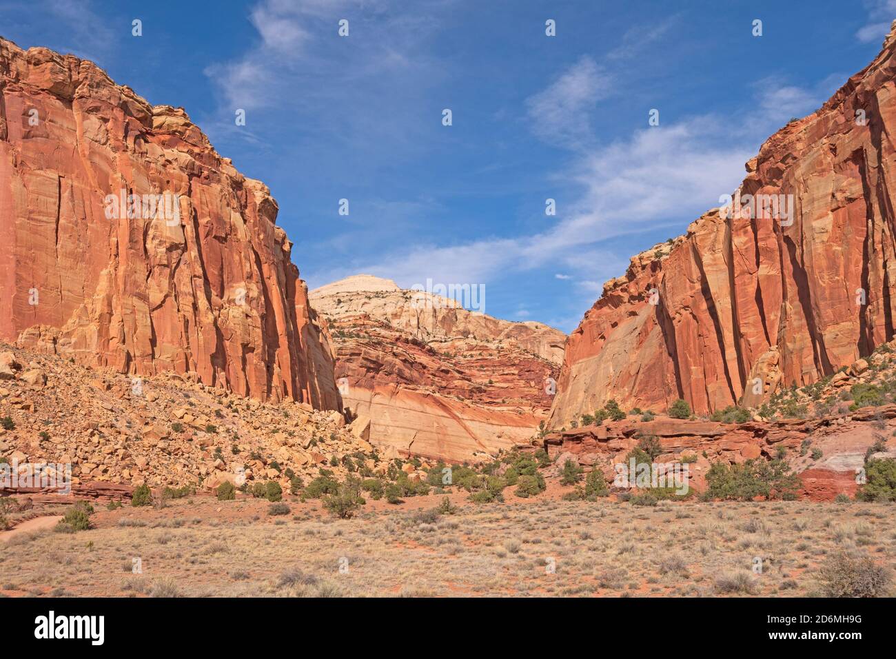 Esaminando il Capitol Gorge nel Capitol Reef National Park nello Utah Foto Stock