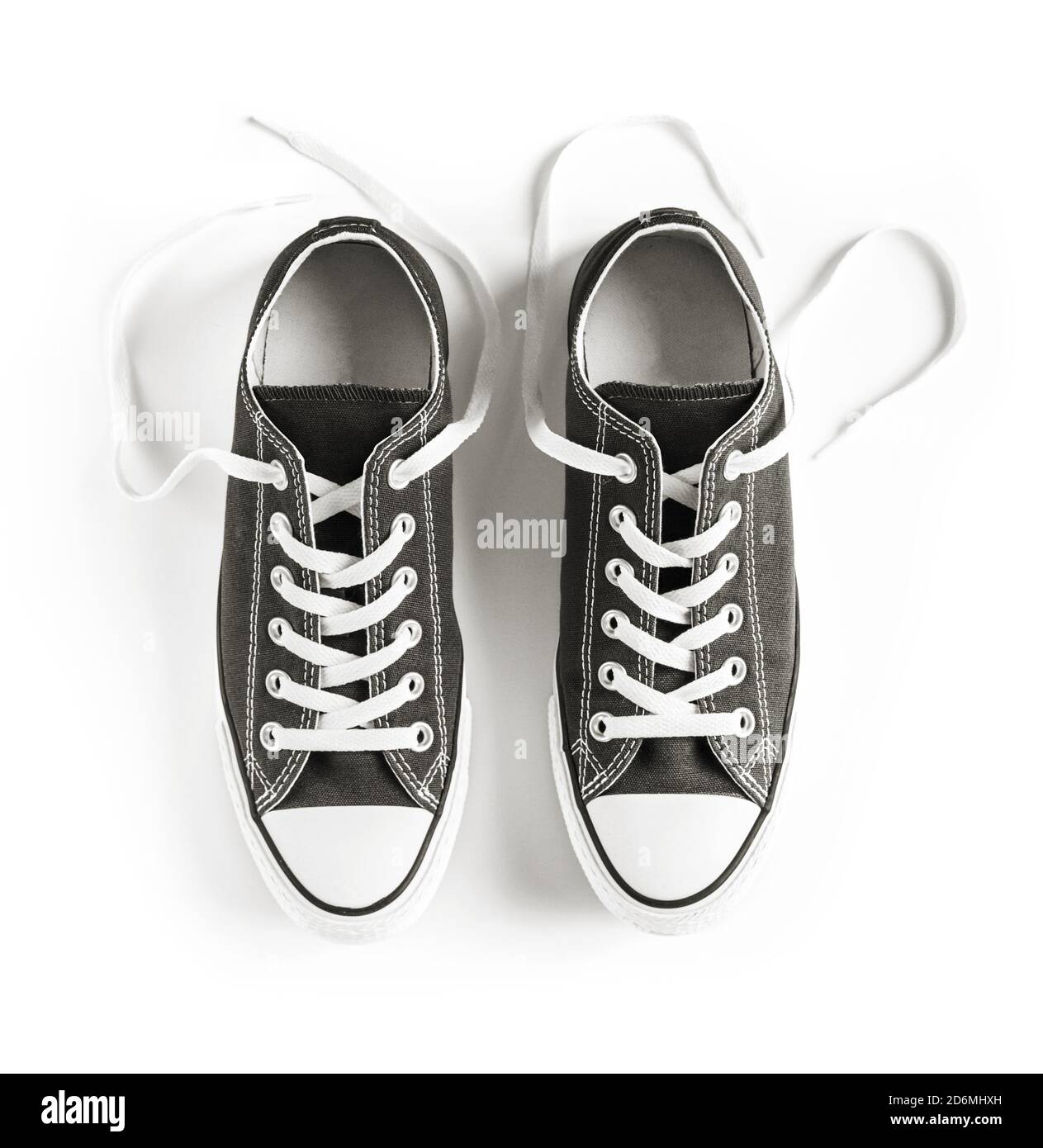 Sneaker generiche nere isolate su sfondo bianco Foto Stock