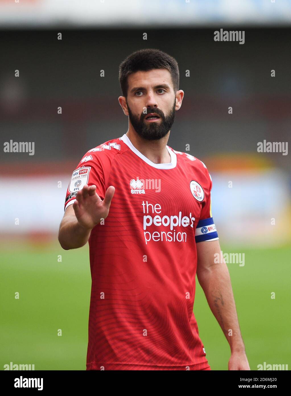 Il capitano di Crawley George Francomb durante la partita della Lega due tra Crawley Town e Morecambe al People's Pension Stadium , Crawley , Regno Unito - 17 ottobre 2020 solo per uso editoriale. Nessuna merchandising. Per le immagini di calcio si applicano restrizioni fa e Premier League inc. Nessun utilizzo di Internet/mobile senza licenza FAPL - per i dettagli contattare Football Dataco Foto Stock