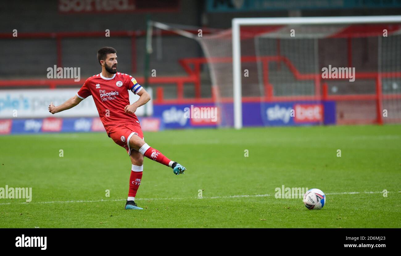 Il capitano di Crawley George Francomb durante la partita della Lega due tra Crawley Town e Morecambe al People's Pension Stadium , Crawley , Regno Unito - 17 ottobre 2020 - solo per uso editoriale. Nessuna merchandising. Per le immagini di calcio si applicano restrizioni fa e Premier League inc. Nessun utilizzo di Internet/mobile senza licenza FAPL - per i dettagli contattare Football Dataco Foto Stock