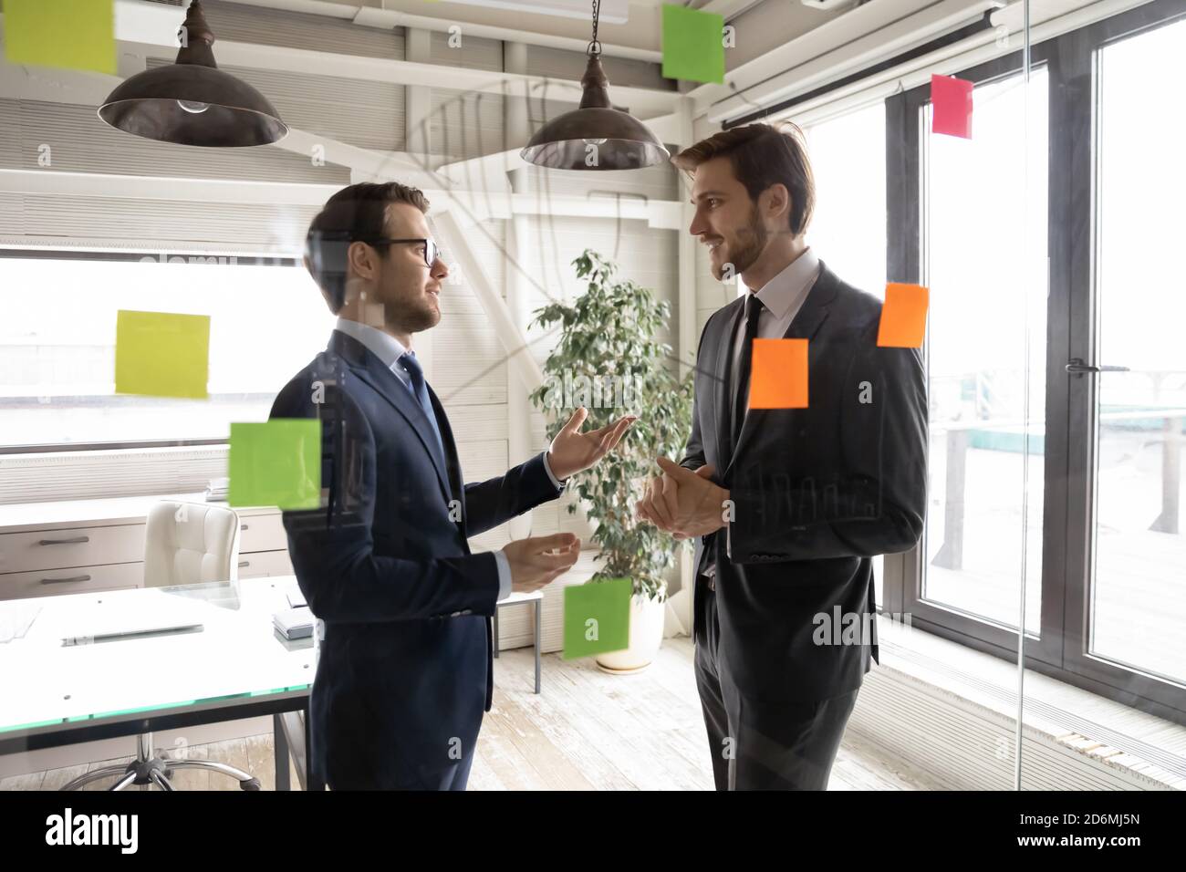 Dipendenti aziendali che brainstorming idee di progetto in interni. Foto Stock