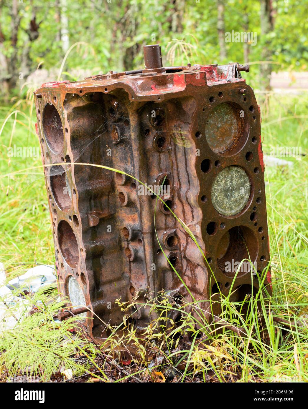 Vecchio motore V8 smontato su una proprietà abbandonata nel Nord Svezia Foto Stock