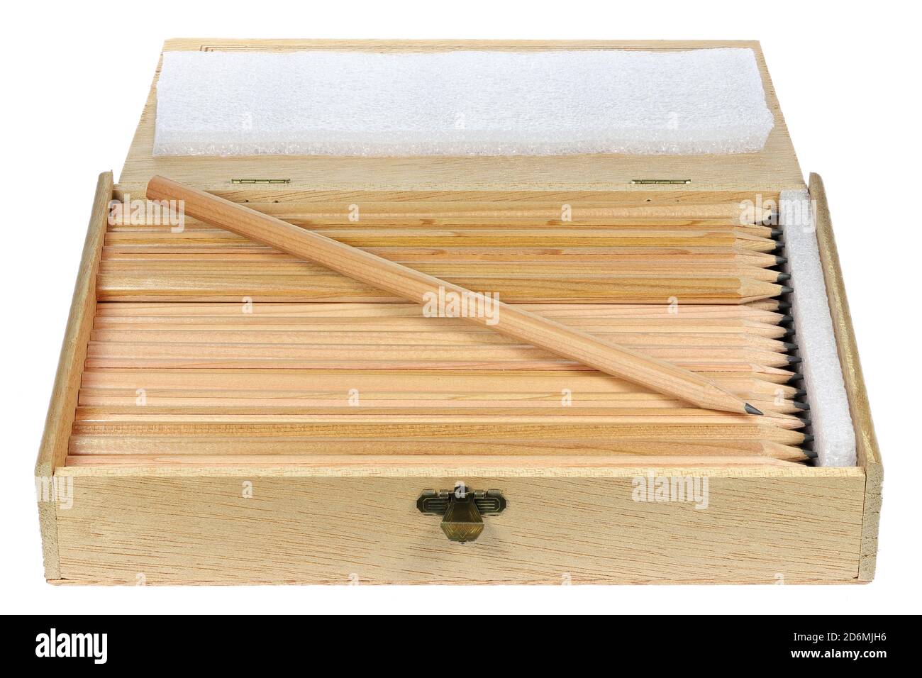 scatola di legno con matite isolate su sfondo bianco Foto Stock