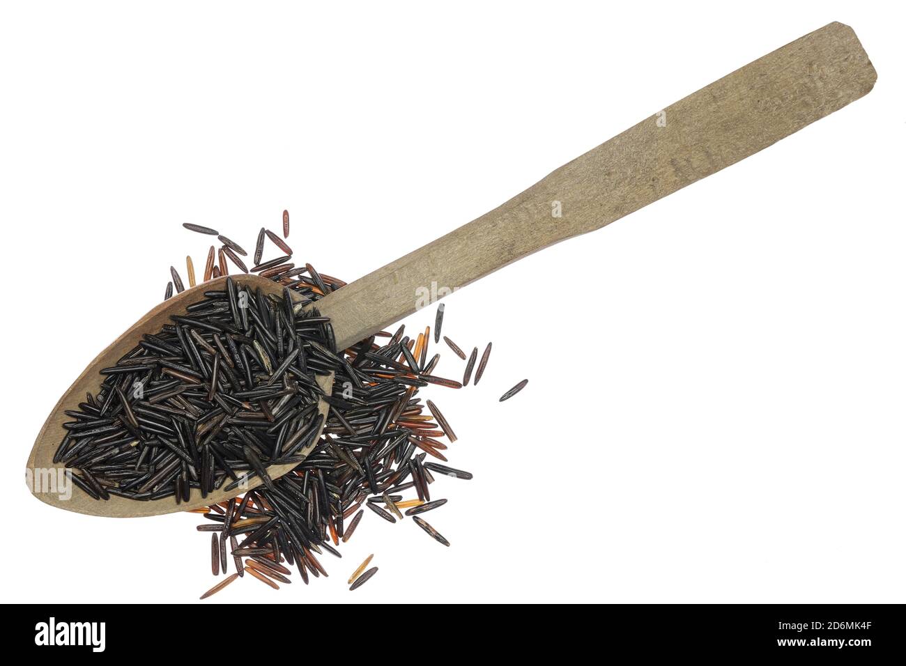 riso selvatico su un cucchiaio di legno isolato su sfondo bianco Foto Stock