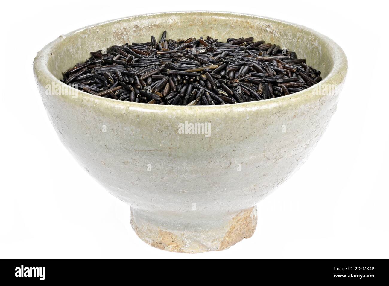 riso selvatico in una ciotola di terracotta d'annata isolata su bianco sfondo Foto Stock