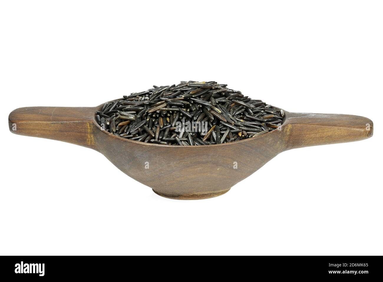 riso selvatico in una ciotola di legno con manici isolati sopra sfondo bianco Foto Stock