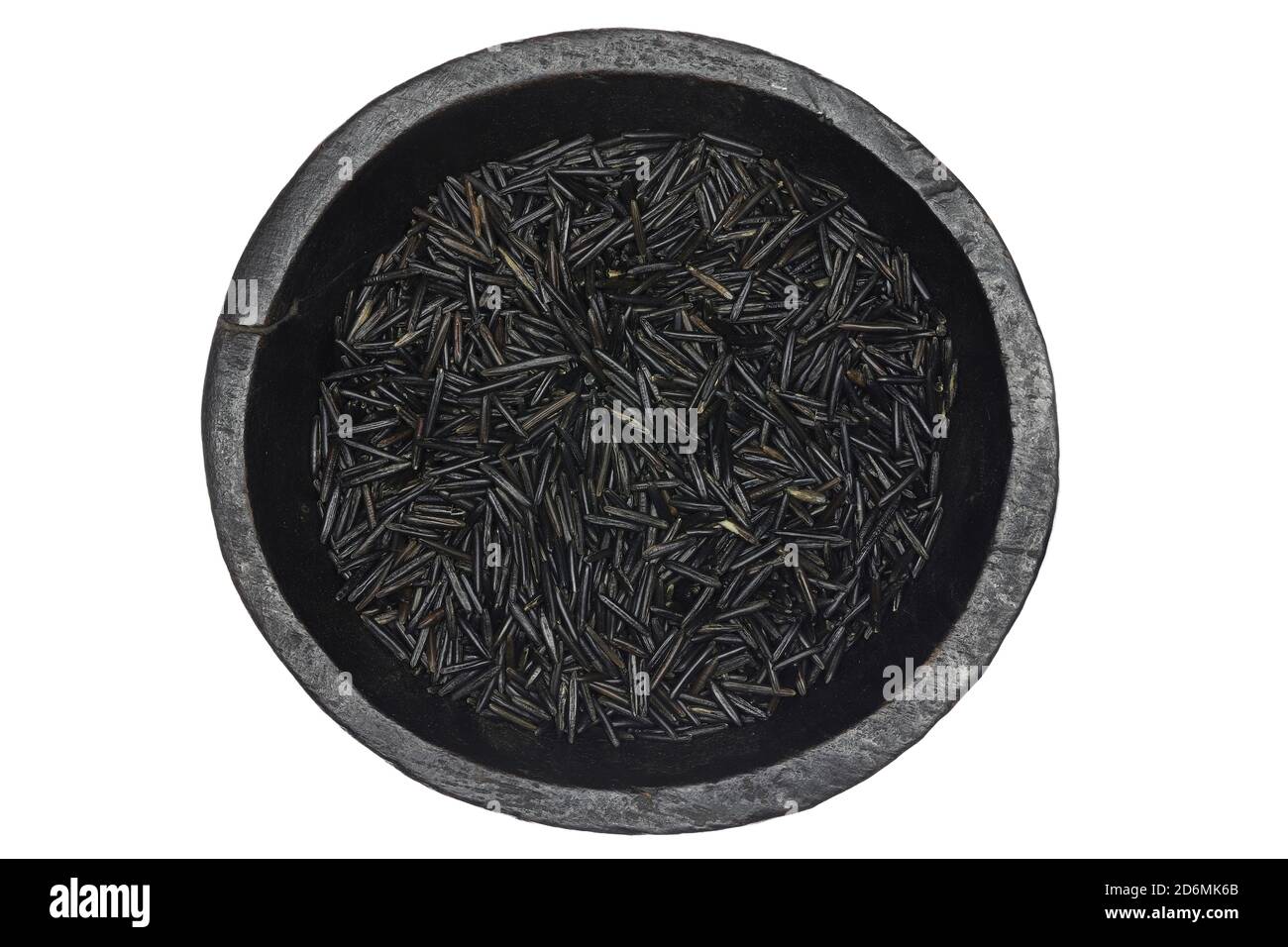 riso selvatico in una ciotola di legno isolata su sfondo bianco Foto Stock