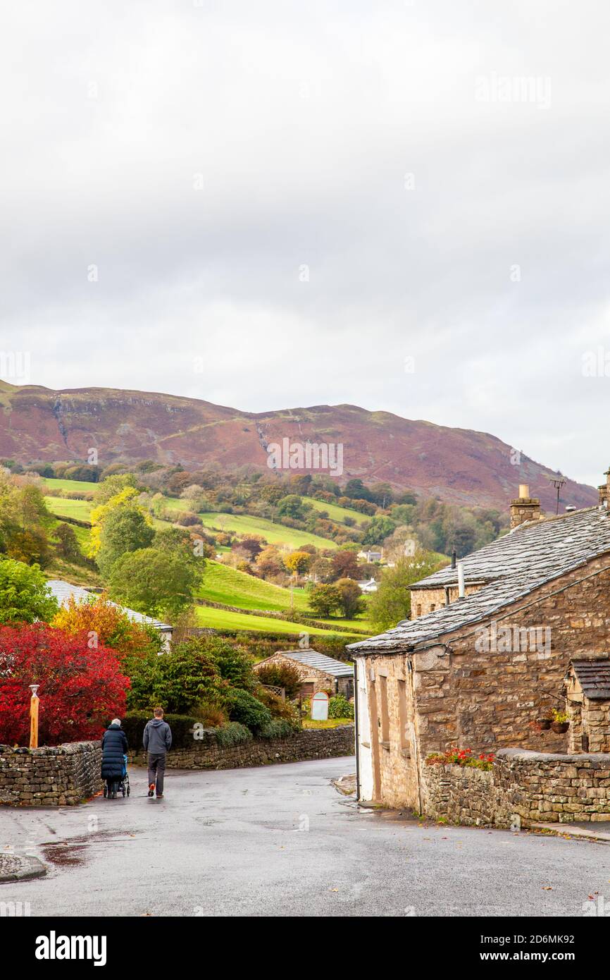 Si può passeggiare per le strade acciottolate del villaggio di Cumbrian Di Dent a Dentdale nel parco nazionale Yorkshire Dales Cumbria Inghilterra Regno Unito Foto Stock