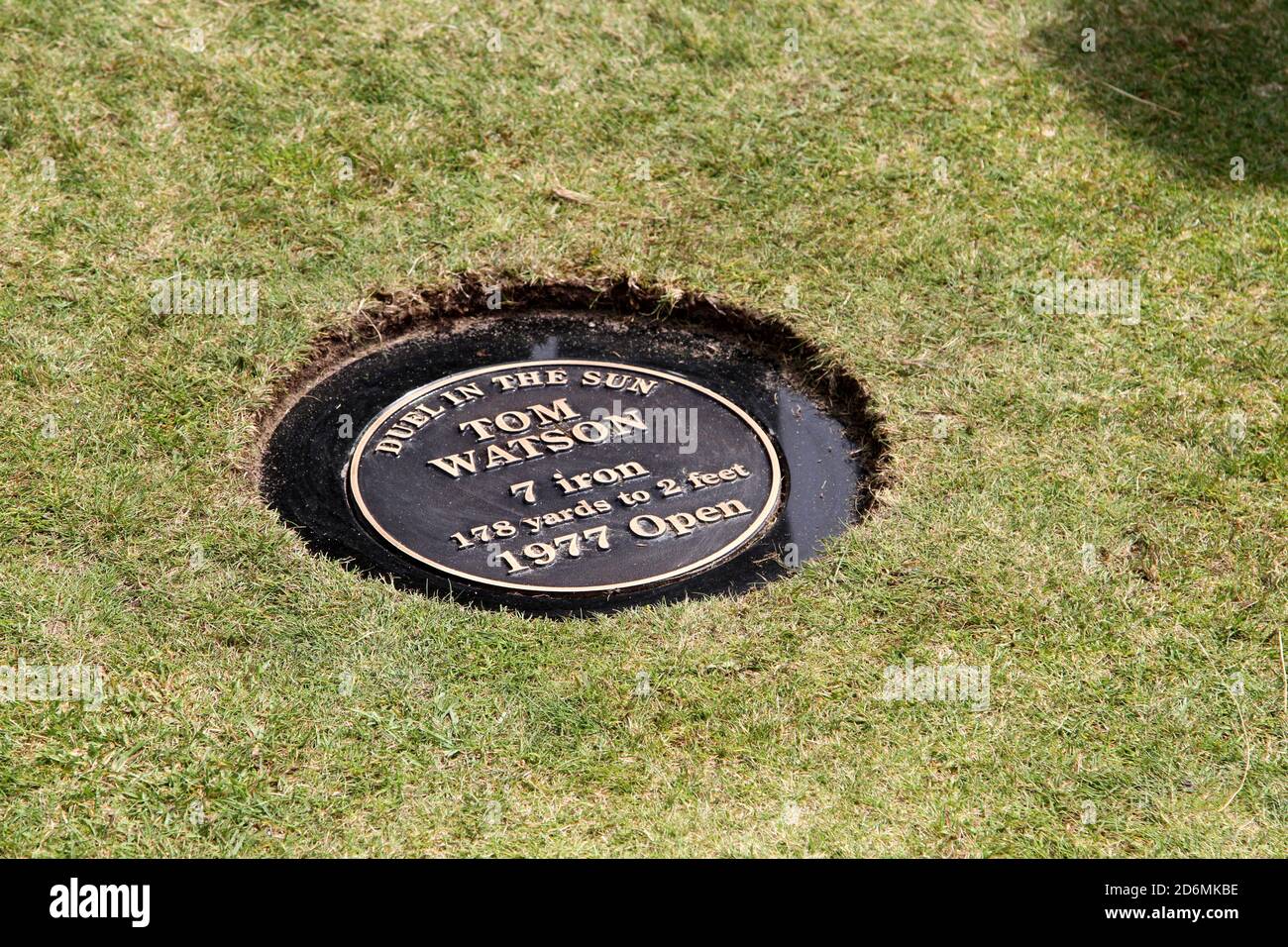 Turnberry, Ayrshire, Scozia, Regno Unito. Tom Watson con la targa che commemora il suo Campionato Open 1977 "Duel in the Sun" con Jack Nicklaus. Foto Stock