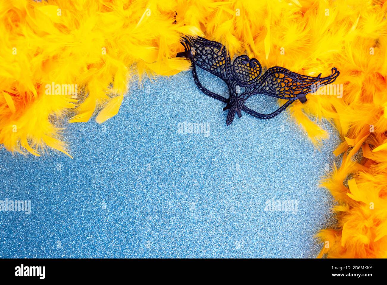 Piume gialle e spazio di copia maschera mascherata Foto Stock