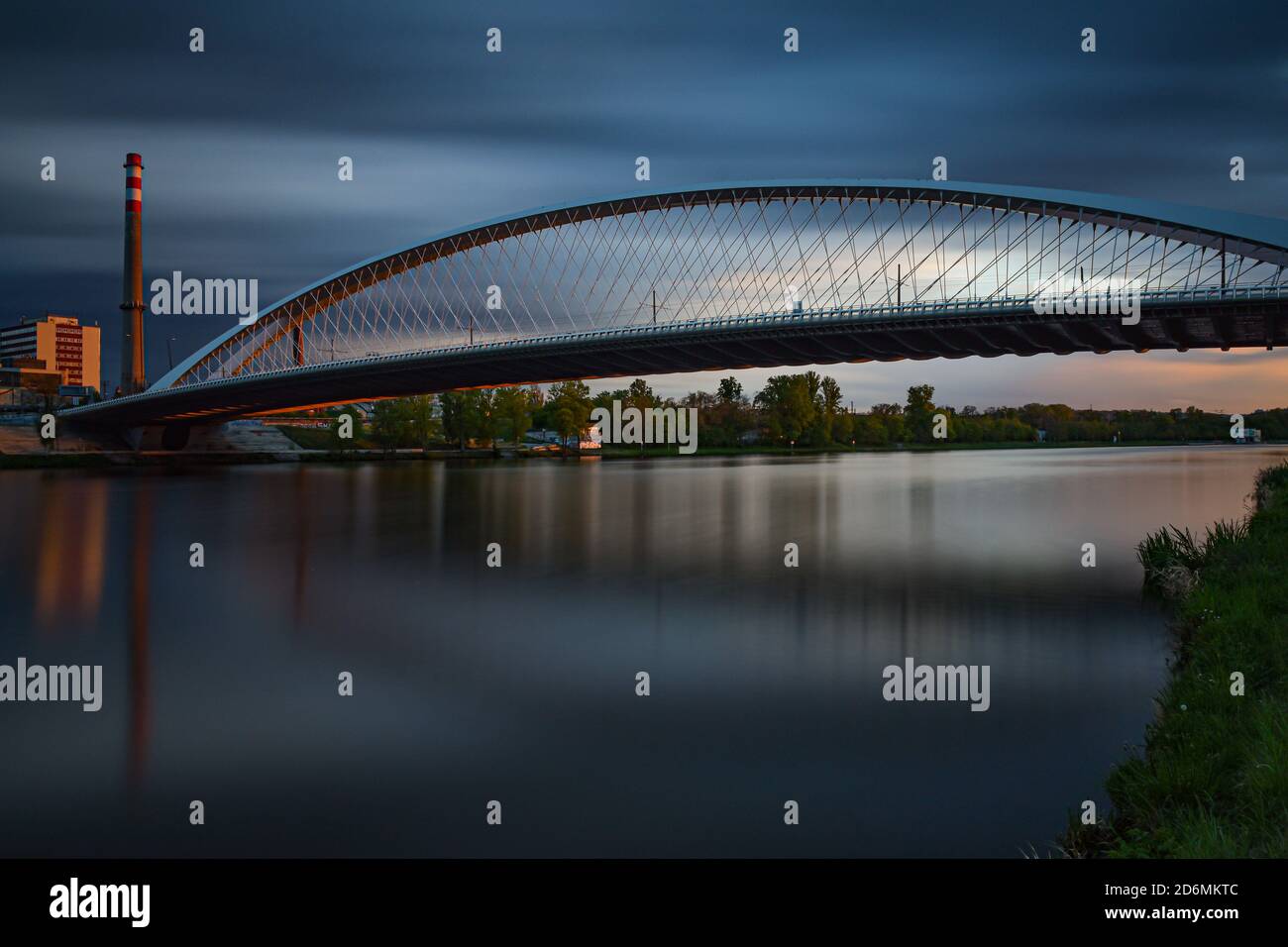 Serata al moderno ponte di Troja, Praga Foto Stock