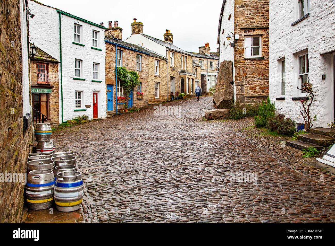 Si può passeggiare per le strade acciottolate del villaggio di Cumbrian Di Dent a Dentdale nel parco nazionale Yorkshire Dales Cumbria Inghilterra Regno Unito Foto Stock