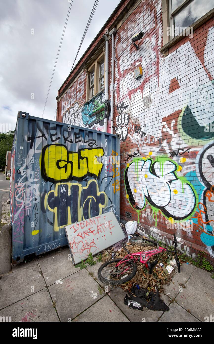 Graffiti nella zona di San Paolo della città di Bristol include un riferimento al ‘non posso respirare’ di George Floyd motivo Foto Stock