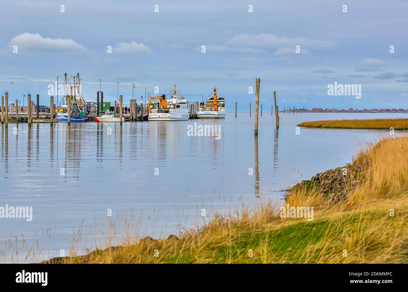 Neßmersiel si trova direttamente sul Mare del Nord nella Frisia Orientale. I traghetti nei piccoli porti di traghetti portano passeggeri all'isola di Baltrum. Foto Stock