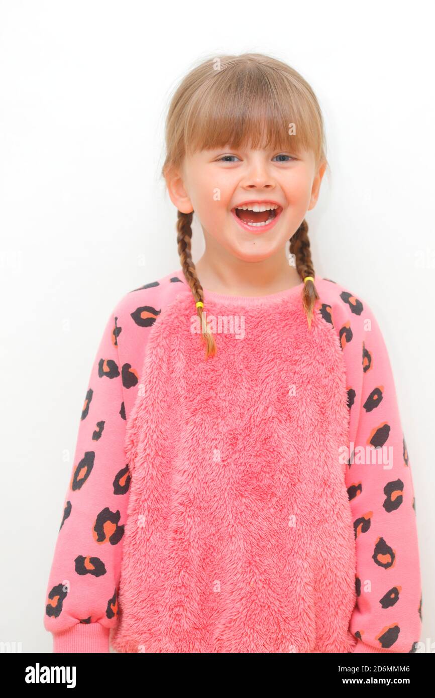 Una ragazza felice di 5 anni con i pigtail. Foto Stock