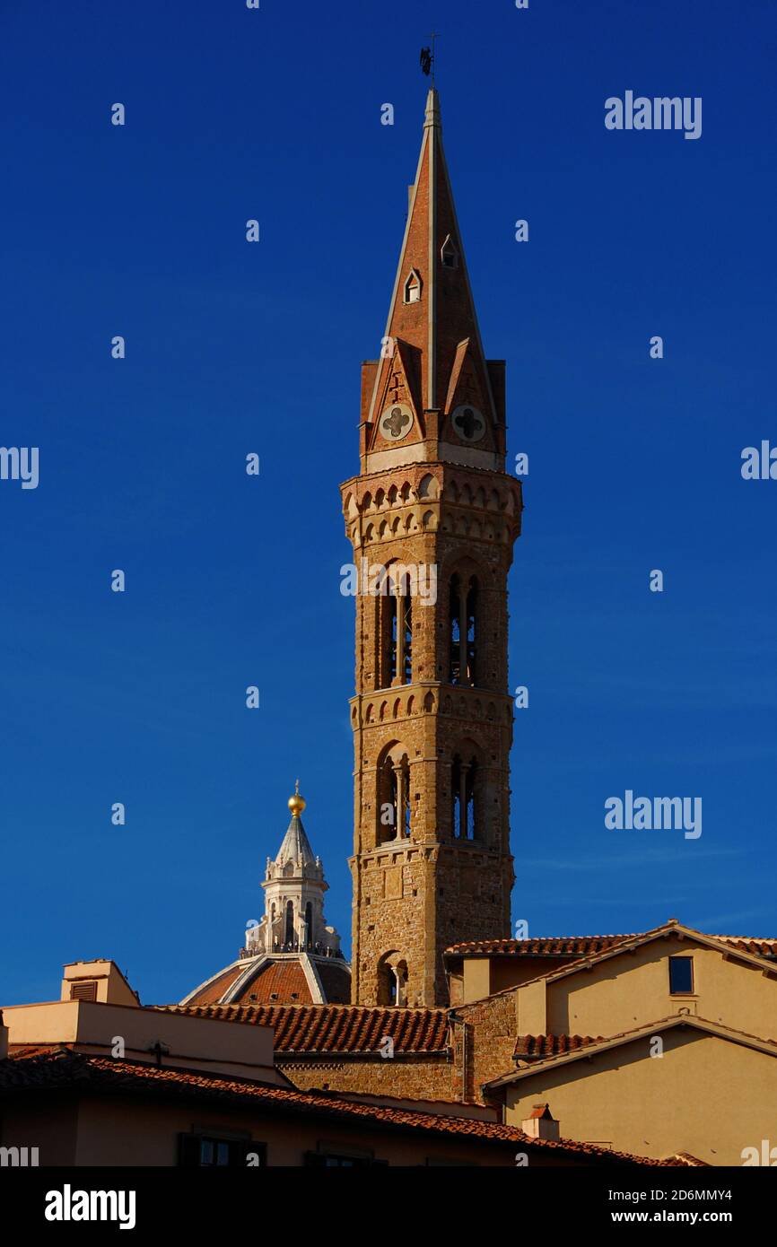 Campanile medievale e Santa Maria del Fiore famoso La cupola sorge sopra i tetti del centro storico di Firenze Foto Stock