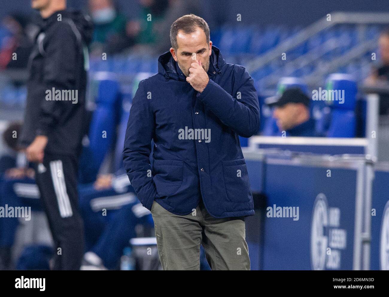 Gelsenkirchen, Germania. 18 Ott 2020. Calcio: Bundesliga, FC Schalke 04 - 1° FC Union Berlin, 4° incontro nella Veltins Arena. L'allenatore di Schalke, Manuel Baum, è in piedi ai margini del campo e afferra il naso. Credito: Guido Kirchner/dpa - NOTA IMPORTANTE: In conformità con le norme del DFL Deutsche Fußball Liga e del DFB Deutscher Fußball-Bund, è vietato sfruttare o sfruttare nello stadio e/o nel gioco le fotografie scattate sotto forma di sequenze di immagini e/o serie di foto di tipo video./dpa/Alamy Live News Foto Stock