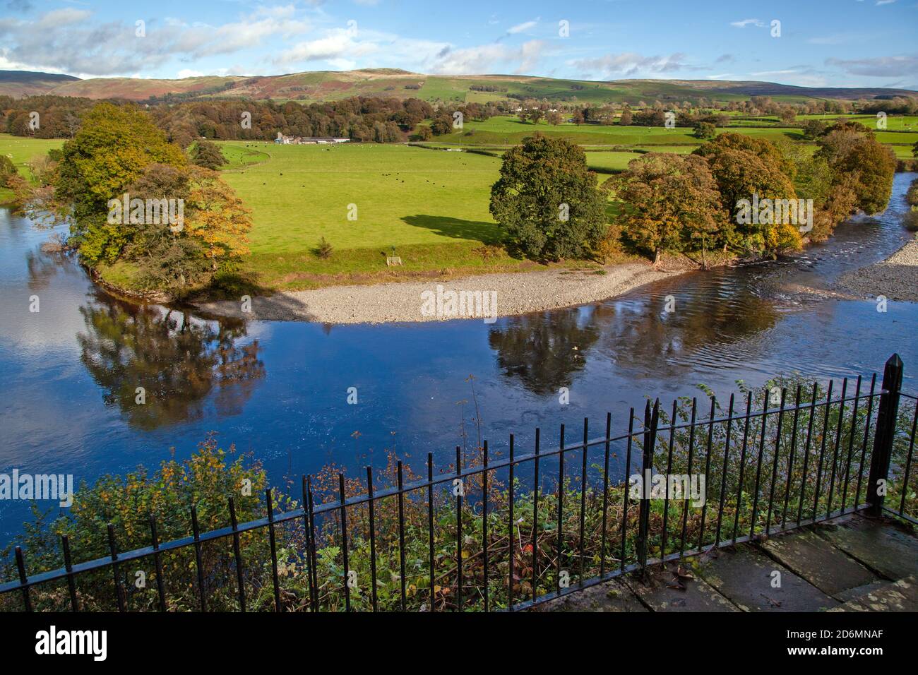 Vista sul fiume Lune dal punto di vista di Ruskin's. Vista nella città mercato Cumbrian di Kirkby Lonsdale Cumbria Inghilterra Regno Unito Foto Stock