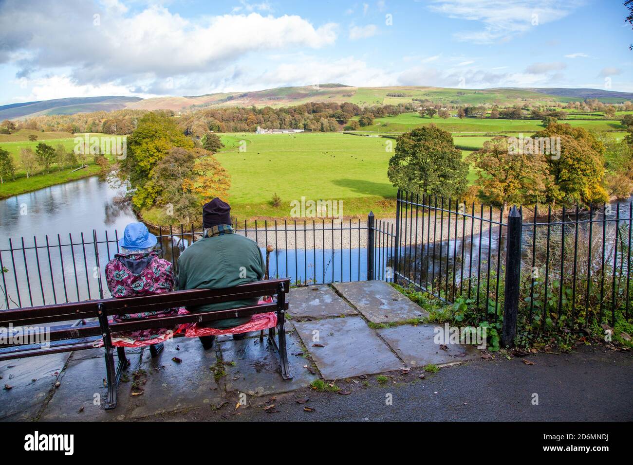 Le persone che godono la vista sul fiume Lune dal Punto di osservazione della vista di Ruskin nella città mercato Cumbrian di Kirkby Lonsdale Cumbria Inghilterra Regno Unito Foto Stock