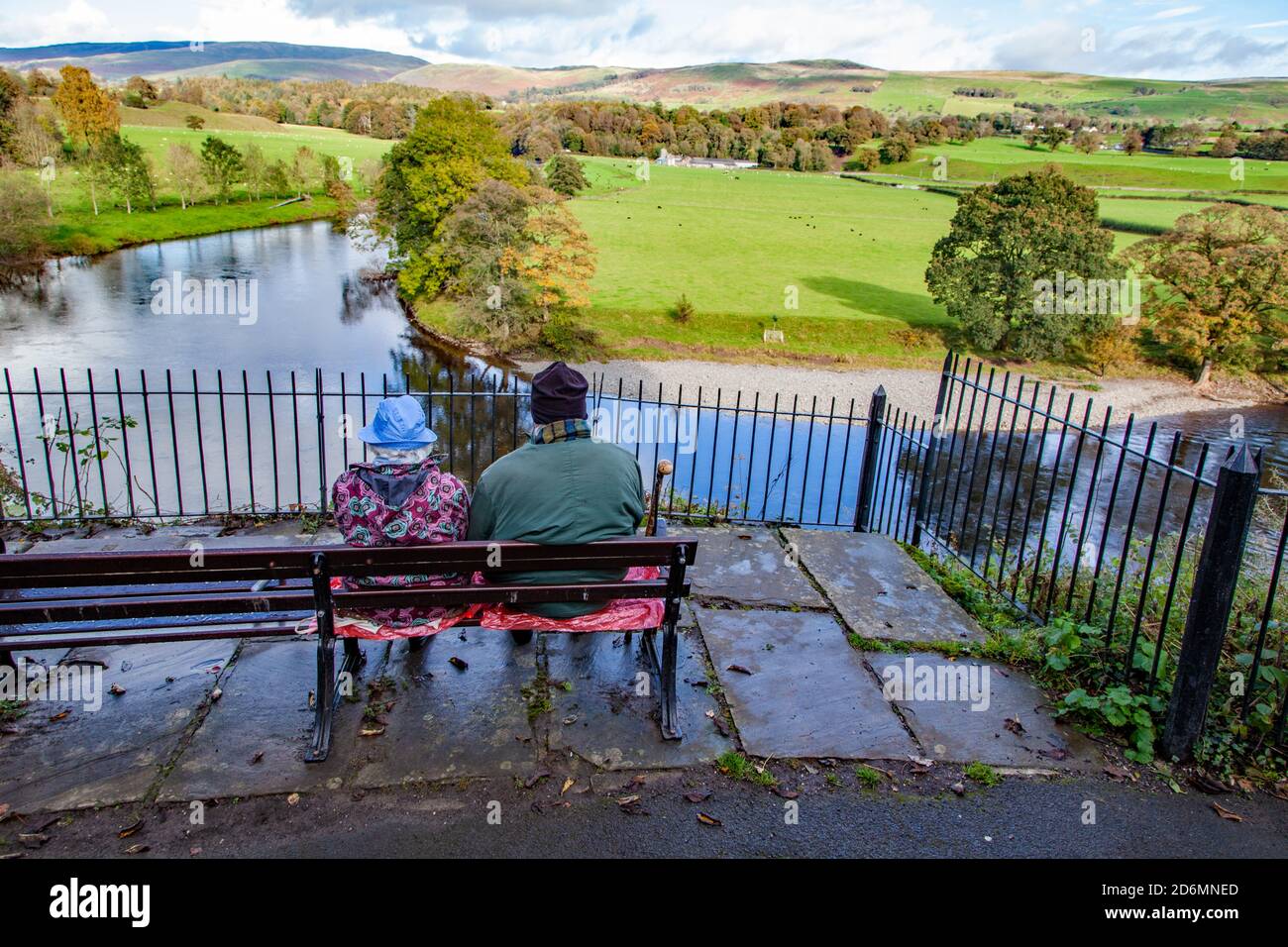 Le persone che godono la vista sul fiume Lune dal Punto di osservazione della vista di Ruskin nella città mercato Cumbrian di Kirkby Lonsdale Cumbria Inghilterra Regno Unito Foto Stock