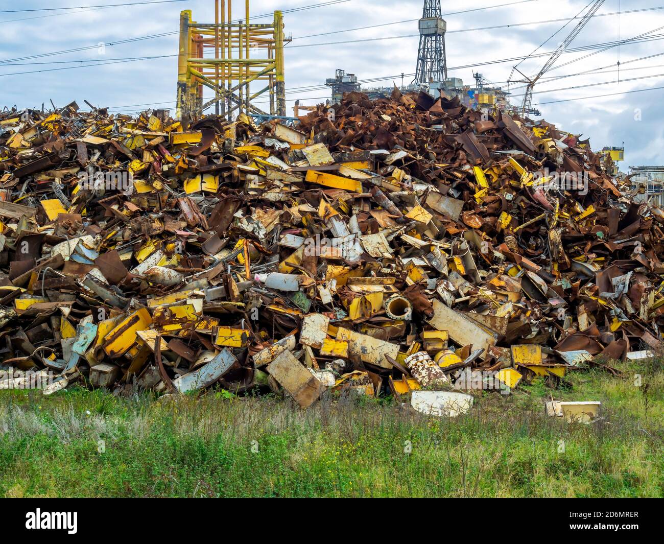 Rottami di acciaio da strutture offshore dopo il riciclaggio presso lo stabilimento di able UK a Greatham in attesa di vendita ai produttori di acciaio. Foto Stock