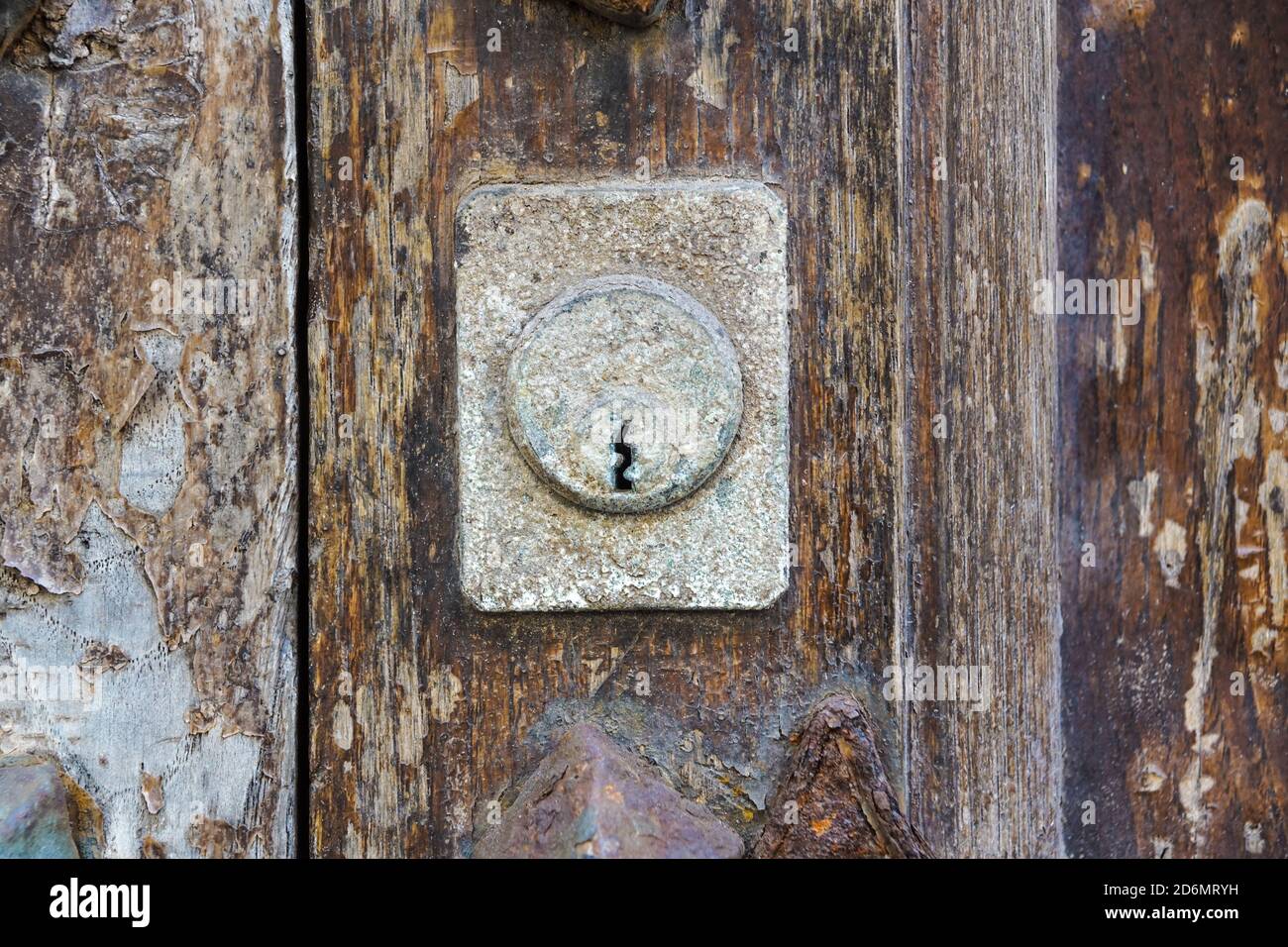 Vintage keyhole rame elemento decorativo su weathered superficie in legno Foto Stock