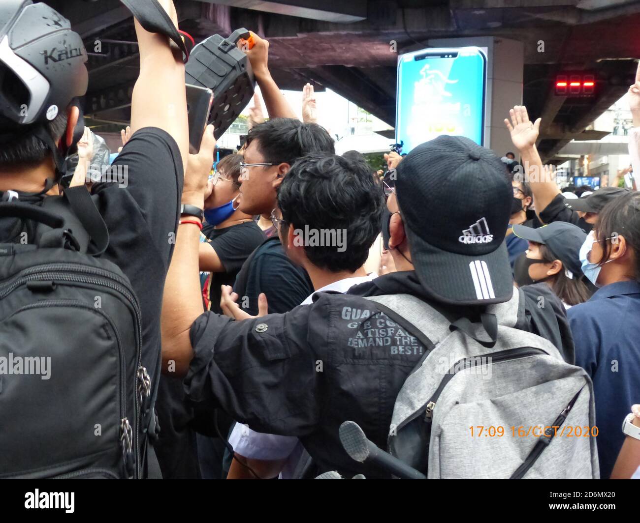 Manifestazione anti-governativa dei giovani all'incrocio di Pathumwan, Bangkok, Thailandia, il 16 ottobre 2020. Foto Stock