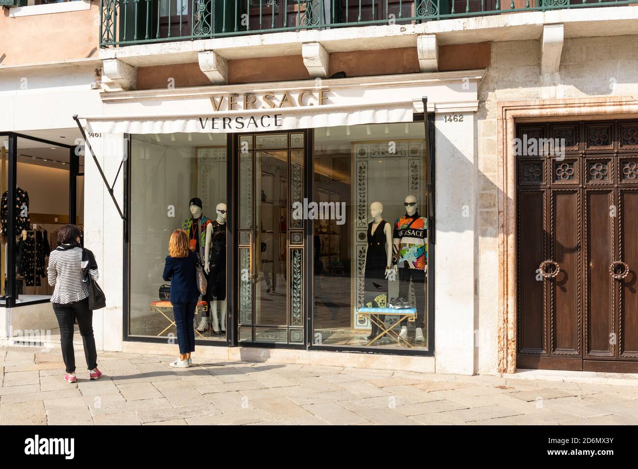 Negozio di design Versace a San Marco. Shopping di lusso a Venezia Foto Stock