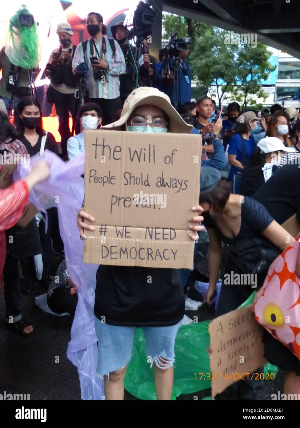 Cartelli inglesi tenuti dai manifestanti alla manifestazione anti-governativa dei giovani all'incrocio di Pathumwan, Bangkok, Thailandia, il 16 ottobre 2020. Foto Stock