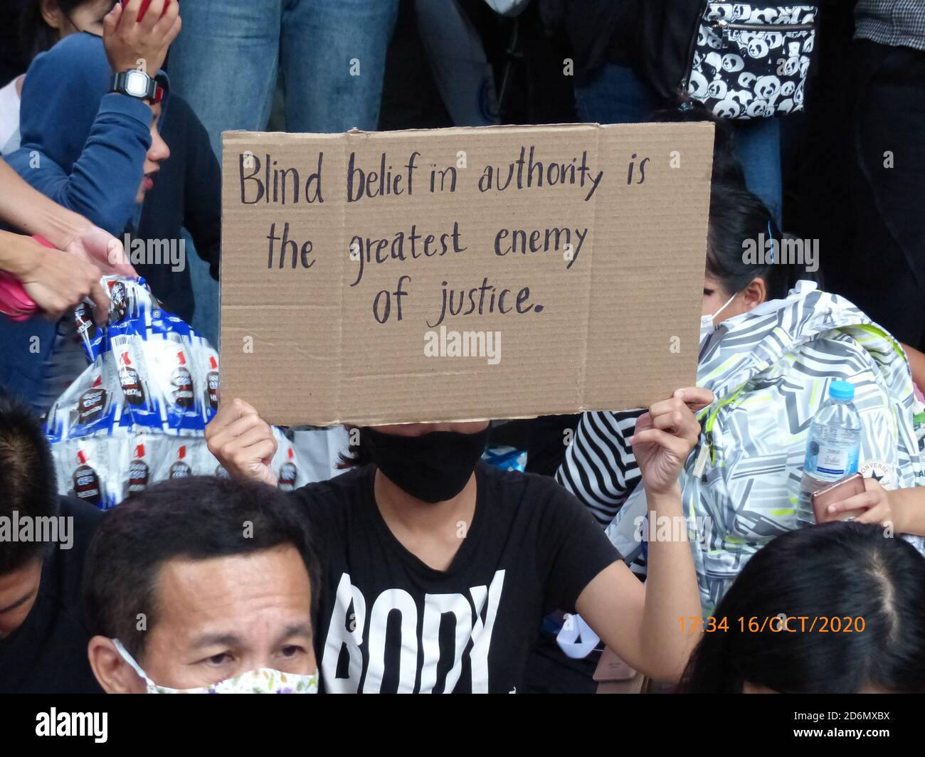 Cartelli inglesi tenuti dai manifestanti alla manifestazione anti-governativa dei giovani all'incrocio di Pathumwan, Bangkok, Thailandia, il 16 ottobre 2020. Foto Stock