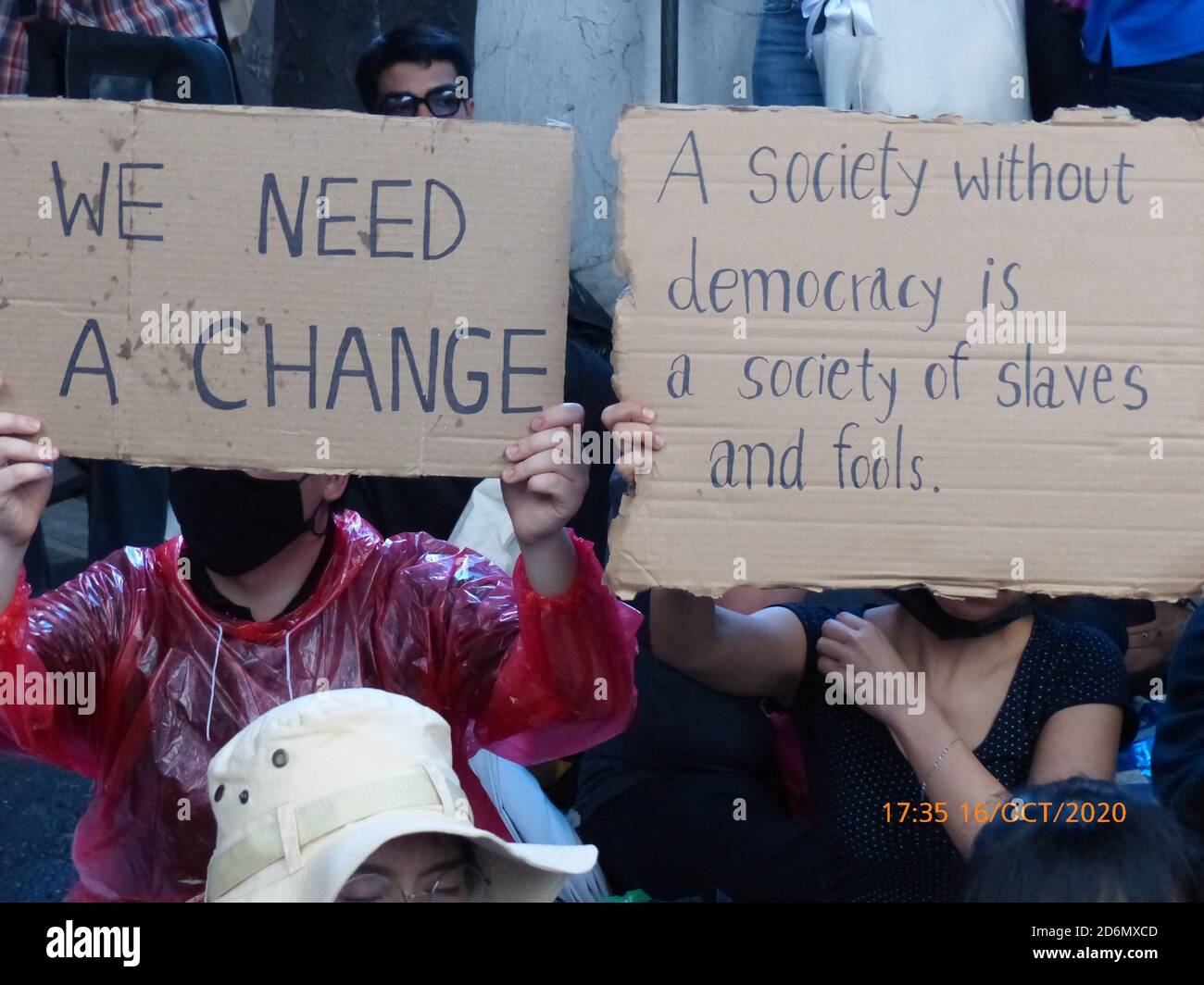 Cartelli inglesi tenuti dai manifestanti alla manifestazione anti-governativa dei giovani all'incrocio di Pathumwan, Bangkok, Thailandia, il 16 ottobre 2020. Foto Stock