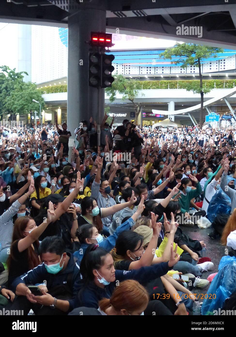 Manifestazione anti-governativa dei giovani all'incrocio di Pathumwan, Bangkok, Thailandia, il 16 ottobre 2020. Foto Stock