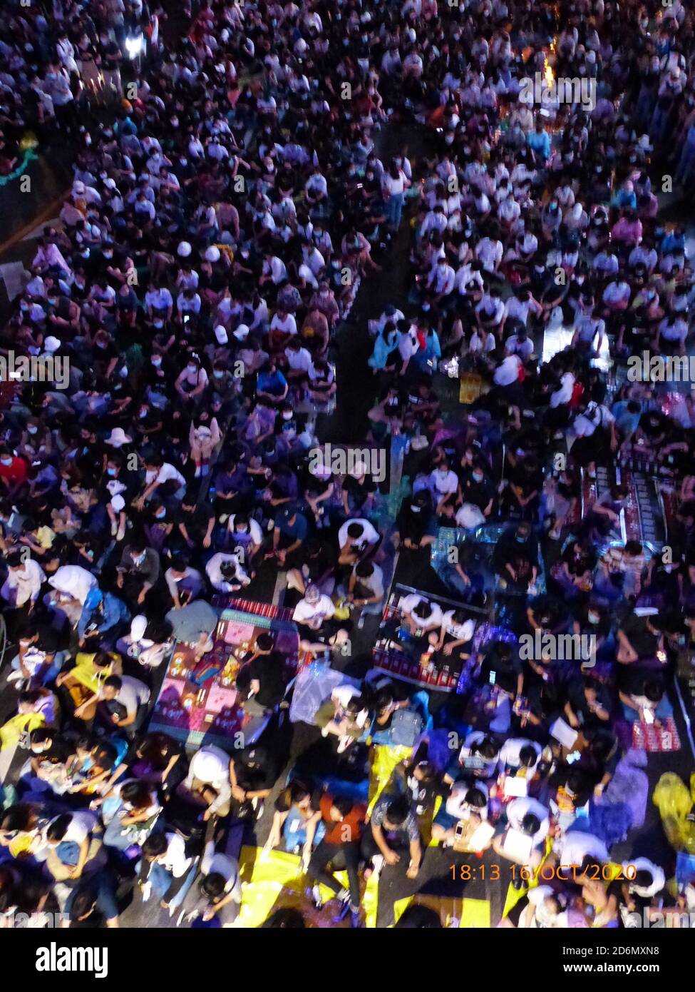 Folla di notte alla manifestazione anti-governativa dei giovani all'incrocio di Pathumwan, Bangkok, Thailandia, il 16 ottobre 2020. Foto Stock