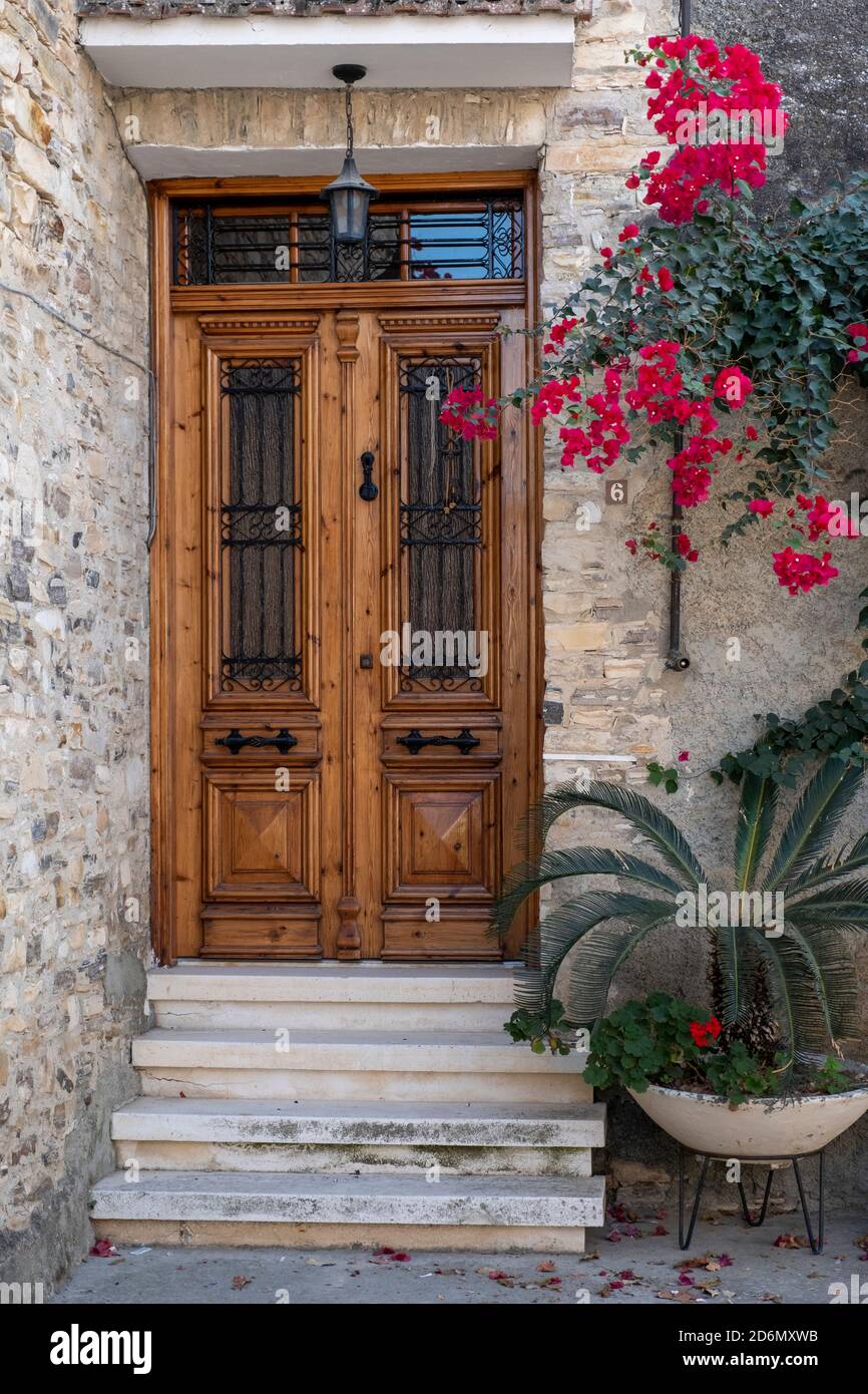 Tradizionale porta in legno Pano Lefkara, Cipro. Foto Stock