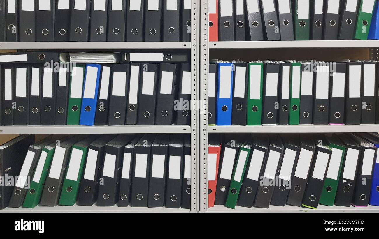Molte cartelle nello scaffale dell'ufficio: Documenti, documenti e cataloghi. Foto Stock