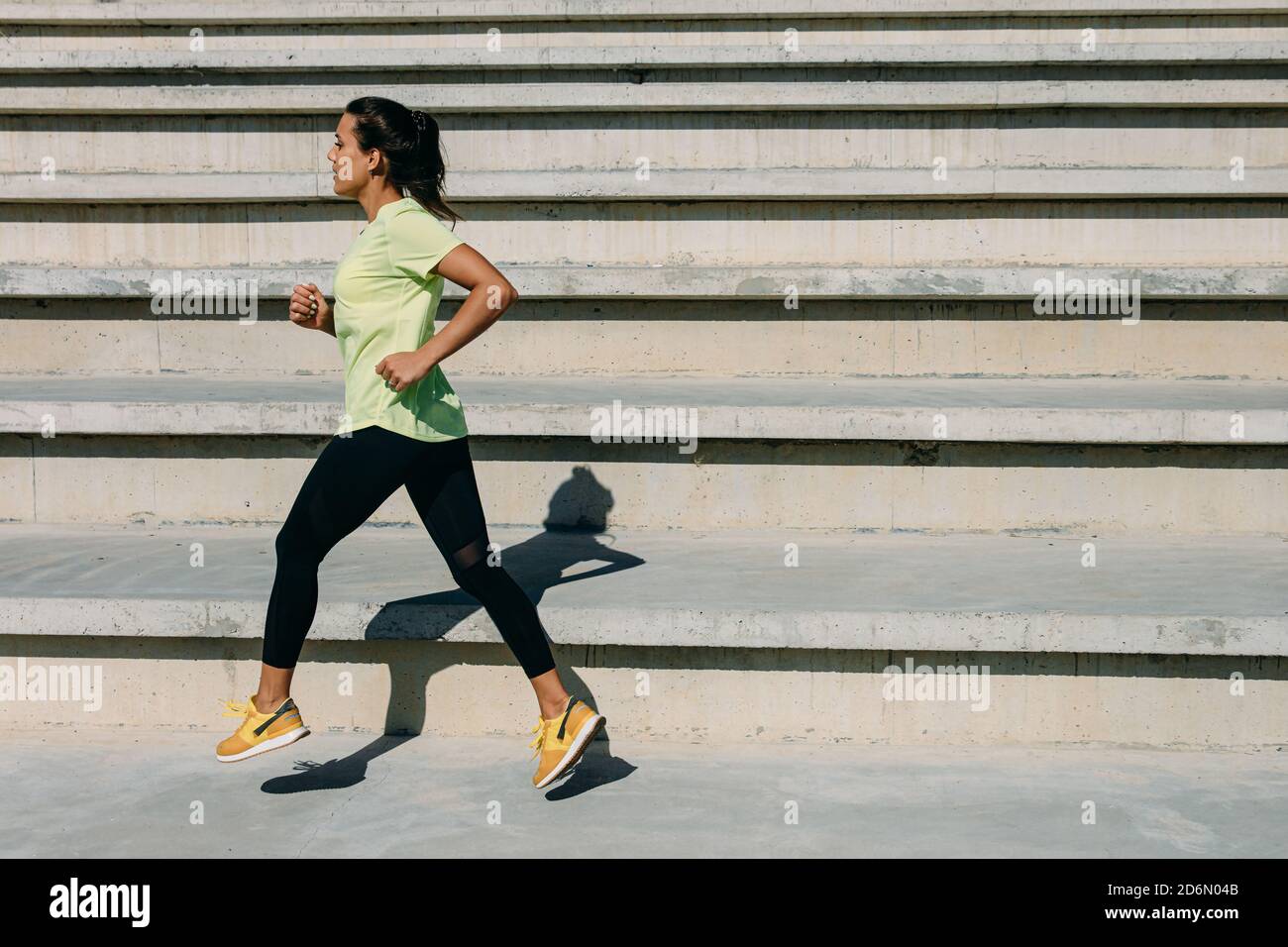 Bella donna fitness che si esercita all'aria fresca Foto Stock