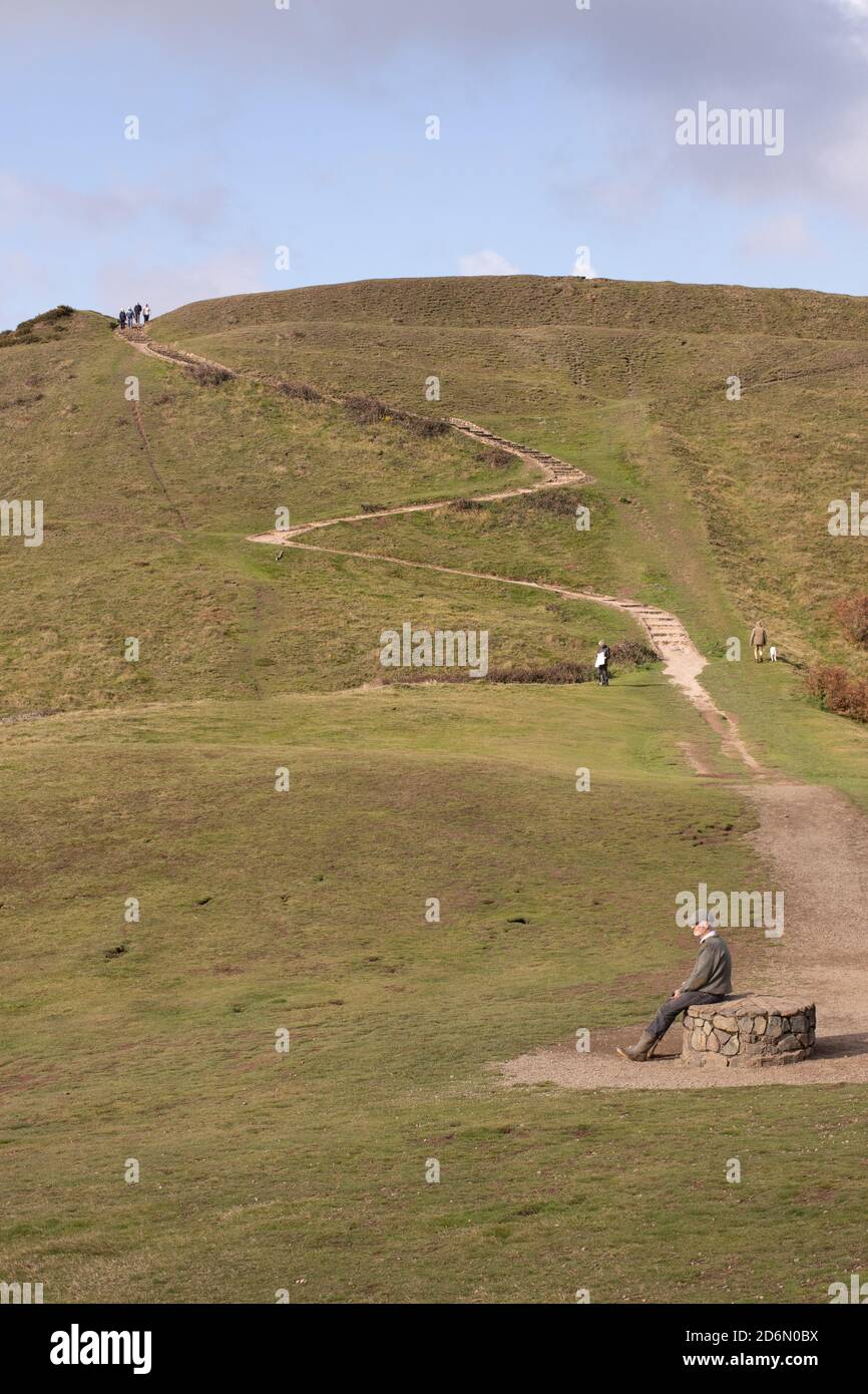 La vista che si affaccia su Millennium Hill sulla cima delle colline Malvern. La vetta fu senza nome fino al 2000. I conservatori di Malvern Hills scelsero il nome per celebrare l'inizio del terzo millennio e il 24 giugno 2000 si tenne una cerimonia di nomina, sei mesi prima dell'inizio del nuovo millennio. Foto Stock