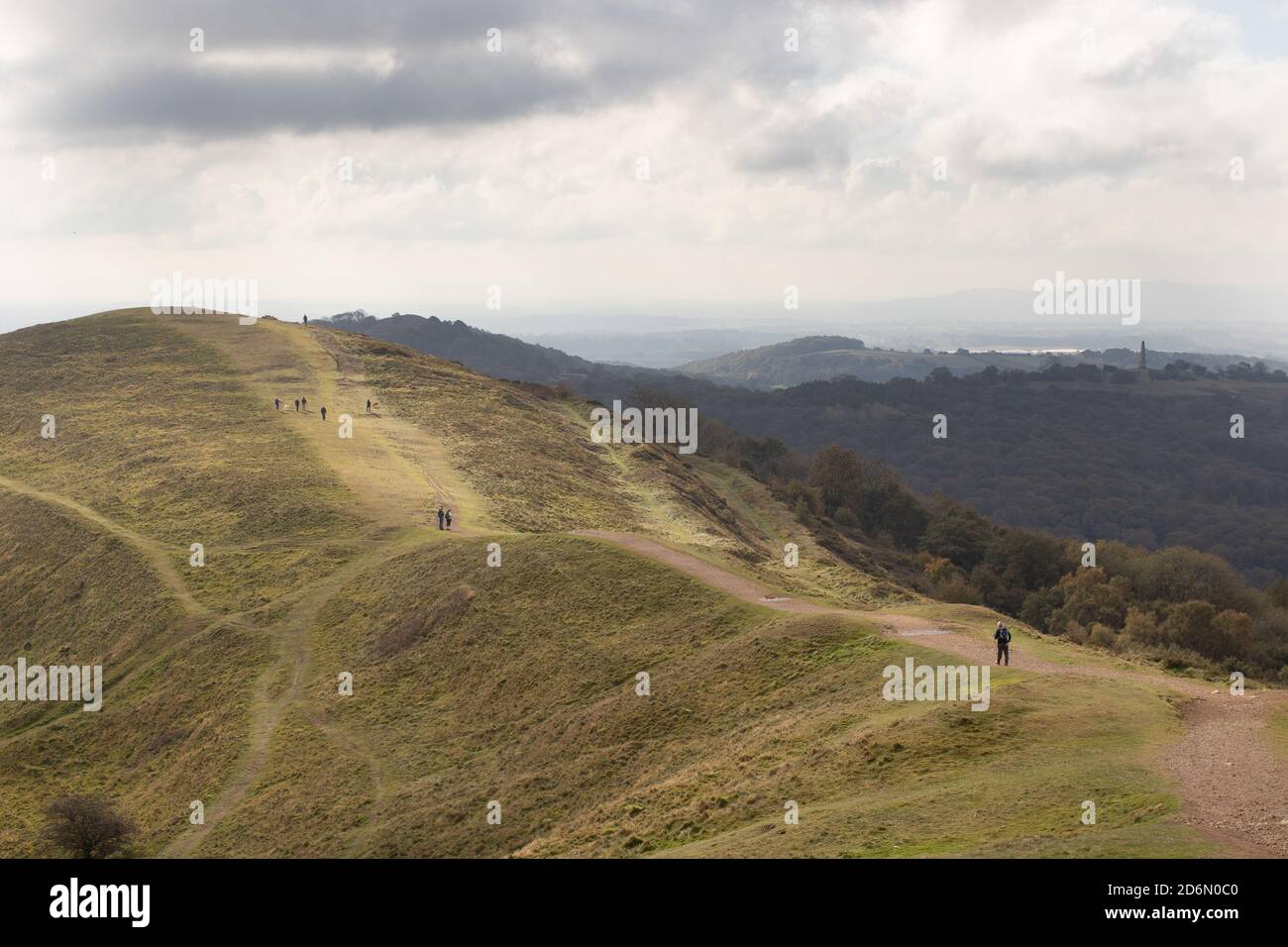 La vista dal British Camp Hill Fort guardando verso Millennium Hill sulla cima delle colline Malvern. Foto Stock