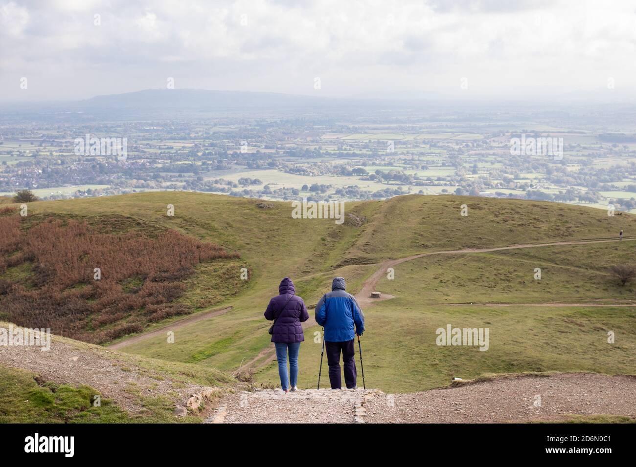 La vista da Millennium Hill che guarda attraverso il Worcestershire sulla cima delle colline Malvern. La vetta fu senza nome fino al 2000. I conservatori di Malvern Hills scelsero il nome per celebrare l'inizio del terzo millennio e il 24 giugno 2000 si tenne una cerimonia di nomina, sei mesi prima dell'inizio del nuovo millennio. Foto Stock