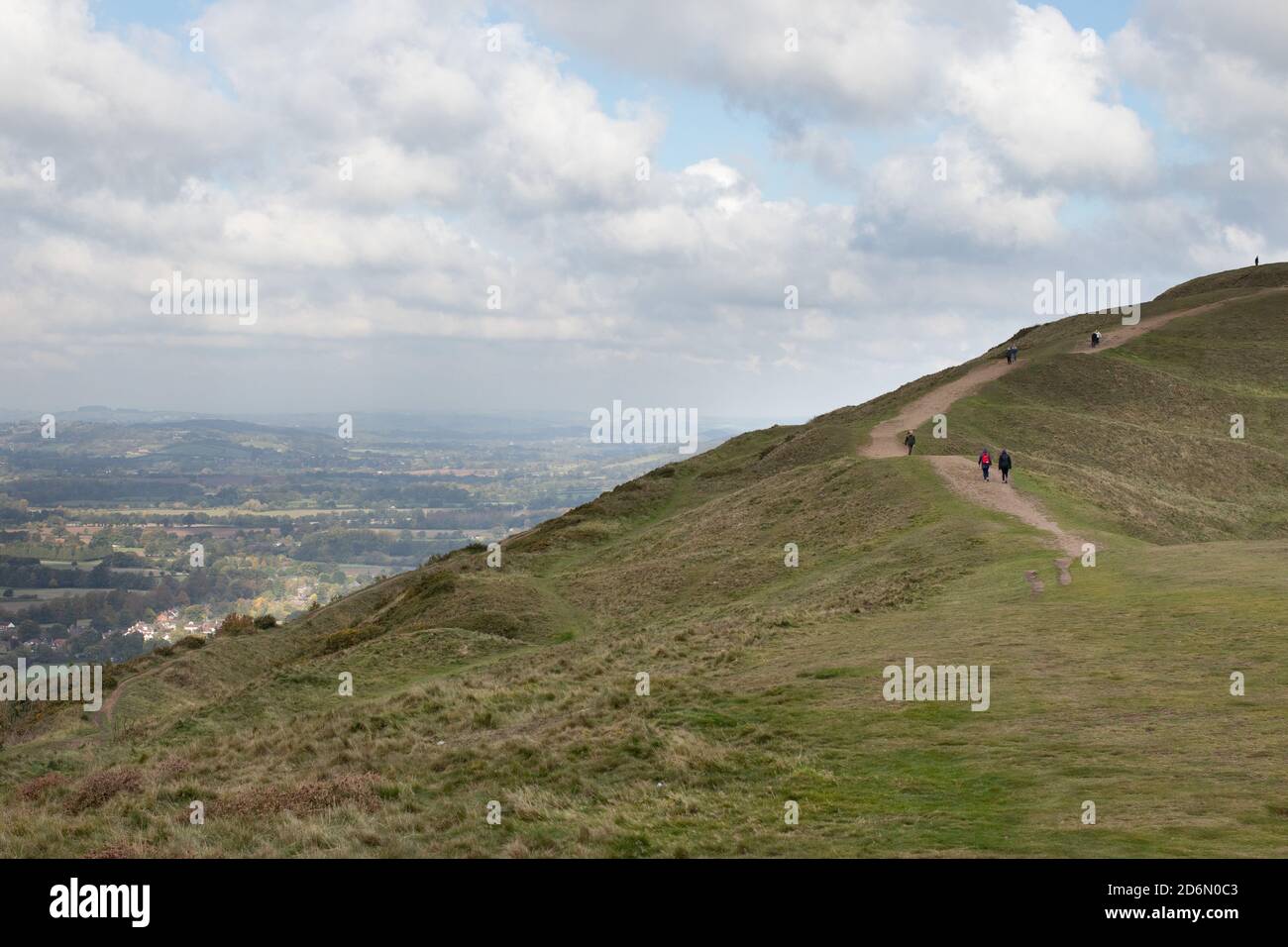 La vista dal British Camp Hill Fort guardando verso Millennium Hill sulla cima delle colline Malvern. Foto Stock